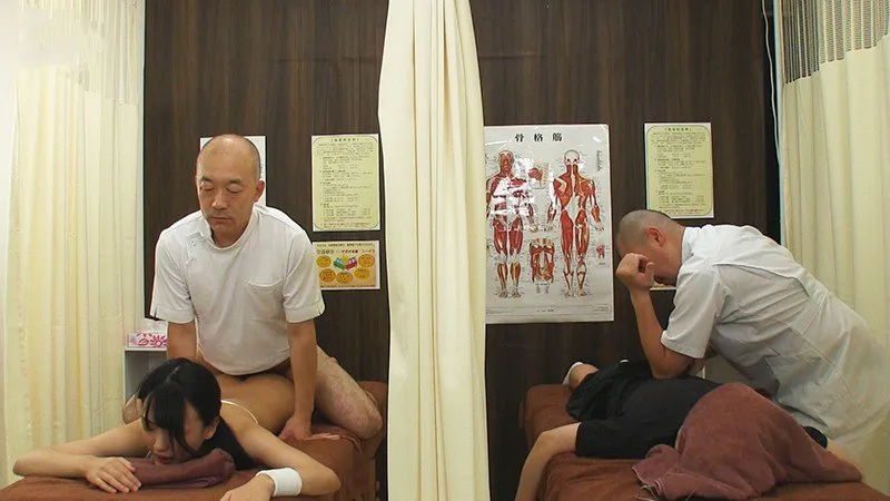 Dẫn bạn gái đi mát-xa rồi bị phang cạnh bên mà không hề hay biết