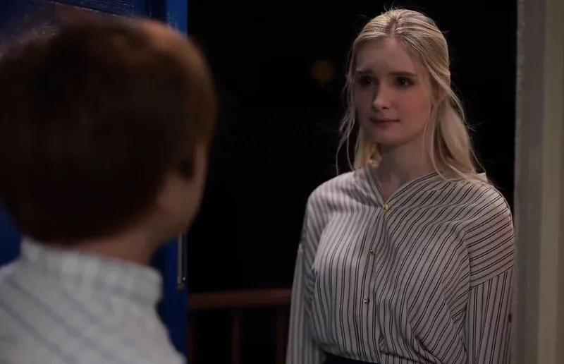 Cô đơn nơi xứ lạ với chồng già, người vợ tây được anh hàng xóm an ủi