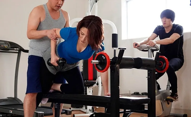 Chồng phát hiện vợ yêu địt trộm với huấn luyện viên thể hình