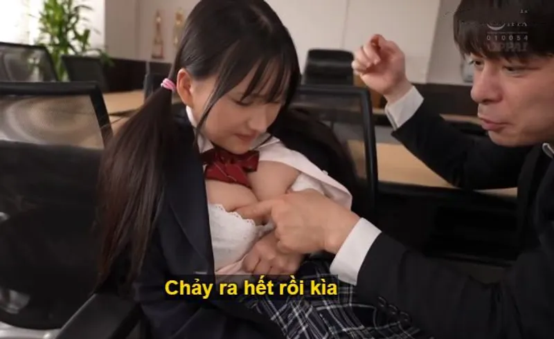 Suốt 3 năm, thầy giáo rèn luyện cô học trò ngực đẹp thành " bình đựng tinh"