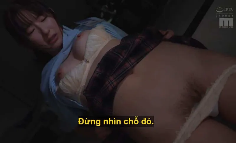 Sếp trên đang lập mưu "xxx" con nhỏ cấp dưới kiêu kỳ lười nhác, suốt ngày chỉ chăm chăm chat chit với người yêu.